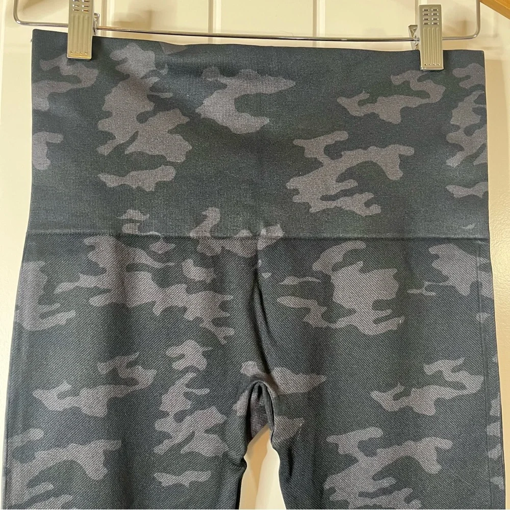 Spanx Look At Me Now Seamless Black Camo Print Leggings Womens Size Large Casual